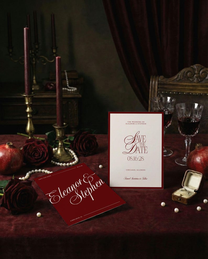Op de afbeelding: Een romantische sc&egrave;ne met trouwbriefpapier. Twee kaarten met elegant schrift met de tekst "Eleanor & Stephen" en "Save the Date" worden getoond. De sc&egrave;ne omvat rozen, parels, kaarsen en een ringdoosje, allemaal op een bordeauxrode fluwelen ondergrond.