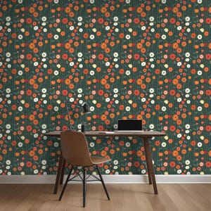 Carta da parati floreale scura con margherite rosse, stacca e attacca piccoli fiori vintage murali