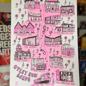 Puede incluir: Un mapa ilustrado rosa y negro de Otley Run Leeds, un recorrido por los pubs de Leeds, Inglaterra. El mapa presenta los nombres de varios pubs, incluyendo The Skyrack, The Fenton, The Pack Horse, The Handsome Bar, The Dry Dock, The Eldon, The Original Oak, The Box, The New Inn, The 3 Horseshoes, Woodies, Headingley Taps, The Library y Hyde Park Pub.
