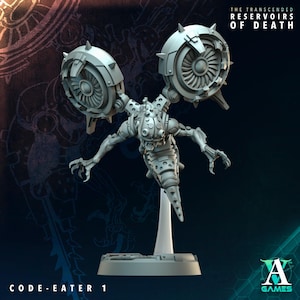 Könnte beinhalten: Graue Code-Eater 1 Miniaturfigur mit zwei großen fächerartigen Strukturen auf dem Rücken. Die Figur hat ein detailliertes, mechanisches Design mit klauenartigen Händen und einem spitz zulaufenden Unterkörper. Der Text "THE TRANSCENDED RESERVOIRS OF DEATH" und "CODE-EATER 1" sind sichtbar.