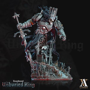 Pode incluir: Escultura detalhada de uma figura de rei esquelético, coroado e blindado, empunhando uma espada e um cetro. A figura está sobre um trono com uma figura menor sentada abaixo. A base apresenta espadas e uma grade. O texto "The Unburied King" é visível.