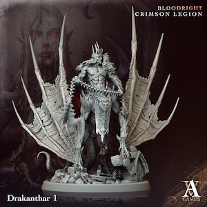 Könnte beinhalten: Eine detaillierte graue Miniaturfigur eines geflügelten Dämons mit einer Krone, der eine Kette hält. Der Dämon steht auf einem felsigen Sockel. Der Text "BLOODRIGHT CRIMSON LEGION" und "Drakanthar 1" ist auf dem Bild zu sehen.