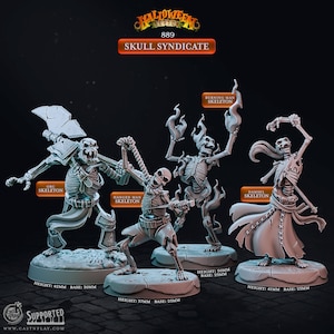 Op de afbeelding: Set van vier 3D-geprinte miniatuurskeletten, elk met een andere pose en details. De skeletten zijn in lichtgrijs geverfd en zijn geposeerd als een Orc-skelet, een Gehangen Man-skelet, een Brandende Man-skelet en een Jonkvrouw-skelet. De skeletten staan op ronde bases.