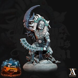 Könnte beinhalten: Detaillierte Miniaturfigur eines Kriegers, der eine gebogene Klinge und eine große sichelförmige Waffe hält. Die Figur ist mit aufwendiger Kleidung im Stammesstil und einem Kopfschmuck geschmückt. Die Figur steht auf einem Steinsockel. Der Text "Tome of Demons volume III" ist sichtbar.