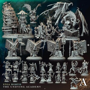 Könnte beinhalten: Eine Sammlung von grau bemalten Miniaturfiguren, die skelettartige Figuren in verschiedenen Posen darstellen, darunter eine skelettartige Figur, die auf einem großen Buch sitzt, eine skelettartige Figur, die einen Stab hält, und eine skelettartige Figur, die ein Buch hält. Die Figuren sind Teil eines Spiels namens "Stoa Mortis: The Undying Academy".