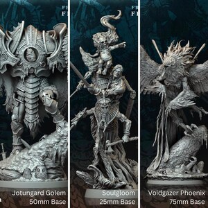 Könnte beinhalten: Drei detaillierte Miniaturfiguren: ein grauer, gepanzerter Golem auf einem 50 mm Sockel, ein Krieger mit einer skelettartigen Figur auf einem 25 mm Sockel und ein grauer Phönix auf einem 75 mm Sockel.