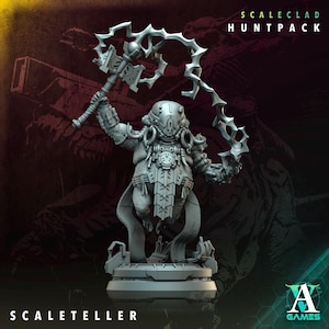 Puede incluir: Una figura en miniatura gris de Scaleclad Huntpack, el Scaleteller, sosteniendo un martillo y un arma con cuchillas. La figura tiene un diseño detallado y blindado con tubos y una falda segmentada. La base tiene un diseño futurista, y el logotipo de A Games está en la esquina.