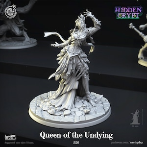 Könnte beinhalten: Unbemalte Miniatur der "Queen of the Undying" von Hidden Crypt. Die Figur, mit einer empfohlenen Basisgröße von 75 mm, ist eine skelettartige Königin in zerfetzten Gewändern, geschmückt mit Ketten und einer Krone. Die Basis ist ein Steinkreis.