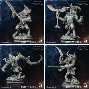 Könnte beinhalten: Vier Moontaur-Miniaturfiguren aus dem Spiel "Moondance Shadows of Argantos". Jede Figur steht auf einer 50-mm-Basis und zeigt einen gehörnten Humanoiden mit Waffen. Die Figuren sind in verschiedenen Posen vor einem dunkelblauen Hintergrund.