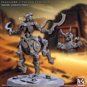 Könnte beinhalten: Eine graue Miniaturfigur eines skelettartigen Zentauren, der zwei gebogene Klingen hält. Die Figur hat ein detailliertes Design mit Rüstung und einem Totenkopf. Der Text "SHADUKOR + FALLEN CENTAUR" steht oben. Ein zweiter Kopf ist rechts abgebildet.