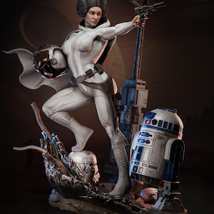 Op de afbeelding: Gedetailleerd beeld van een vrouwelijke figuur in een wit jumpsuit, met een blaster en een helm. De figuur poseert dynamisch met een futuristische esthetiek, staand bij een R2-D2-achtige droid. Het beeld staat op een rotsachtige basis met de tekst "AVAILABLE ON PATREON".
