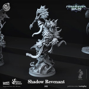 Könnte beinhalten: Eine graue Plastikminiatur eines skelettartigen Dämons, der eine große Axt hält. Der Dämon steht auf einem Sockel aus wirbelndem Rauch. Die Miniatur ist mit "Shadow Revenant 563" beschriftet und Teil der Serie "Forgotten Maze".