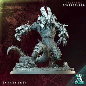 Könnte beinhalten: Eine detaillierte, graue Scalebeast-Miniaturfigur. Die Figur ist ein Saurian Templeguard mit aufwendiger Rüstung und Klauen. Die Figur ist auf einem Sockel mit dem Text "SCALEBEAST" unten und "SAURIANS TEMPLEGUARD" oben platziert.