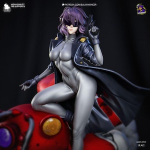Könnte beinhalten: Eine weibliche Actionfigur mit lila Haaren, die einen schwarzen Mantel und einen silbernen Overall trägt und eine Pistole hält. Die Figur ist auf einem roten und silbernen mechanischen Objekt platziert. Die Figur hat eine schwarze Augenmaske und einen entschlossenen Ausdruck. Der Text "GUEST ARTIST KAI" ist in der unteren rechten Ecke des Bildes sichtbar.