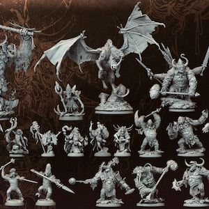Op de afbeelding: Een verzameling grijze miniatuurfiguren, waaronder verschillende fantasie wezens en krijgers, gerangschikt op een bruine achtergrond. De figuren zijn van verschillende groottes en posities, sommige houden wapens vast. De tekst "OLD WORLD PRIMAL ROAR" is zichtbaar bovenaan.