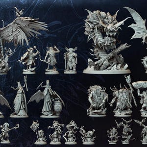 Op de afbeelding: Een verzameling gedetailleerde, grijze miniatuurbeeldjes, waaronder gevleugelde wezens, draken en mensachtige figuren. De miniaturen zijn gerangschikt op een donkerblauwe achtergrond met de tekst "FROSTBURN HORRORS RIMETALON WHISPERS" en het "A GAMES" logo.
