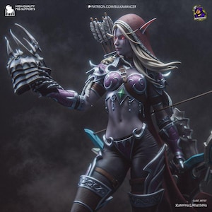 Peut inclure: Une figurine de guerrière elfe féminine avec des cheveux roux, une capuche rouge et une tenue verte et violette. Elle tient un arc et une flèche et a une expression féroce sur son visage.