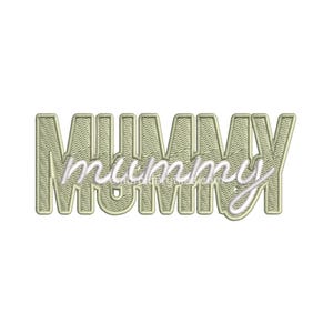 Può includere: Toppa ricamata con la parola "MUMMY" in un carattere stilizzato. La parola è di colore verde chiaro con una sovrapposizione di carattere corsivo bianco. La toppa ha un aspetto strutturato ed è su sfondo bianco.