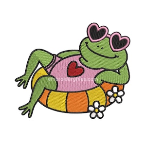 Può includere: Una rana verde con occhiali da sole a forma di cuore e un costume da bagno rosa con un cuore rosso, che si rilassa su un anello gonfiabile giallo e arancione. Fiori bianchi sul lato. L'immagine ha il testo "embroiderfiles.com".