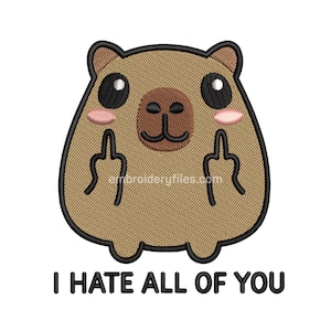 Könnte beinhalten: Gestickter Aufnäher mit einem Cartoon-Wasserschwein, das den Mittelfinger zeigt. Das Wasserschwein ist braun mit schwarzen Augen, rosa Wangen und einem schwarzen Umriss. Der Text "I HATE ALL OF YOU" steht darunter in Schwarz.