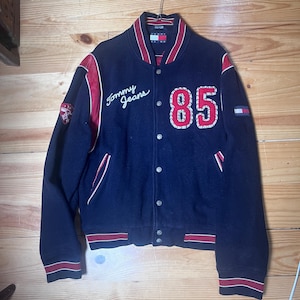 Kurtka męska Tommy Jeans Varsity z mieszanki wełny, z naszywką Letterman 85 w kolorze granatowo-czerwonym, rozmiar M