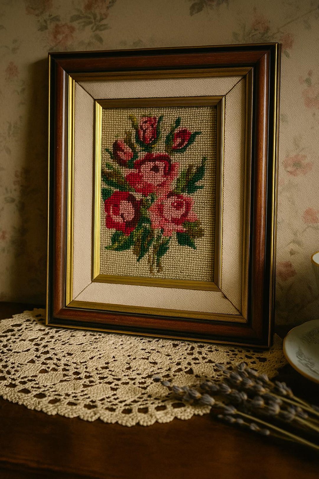 ヴィンテージピンクのバラの刺繍：手作りコテージコアウォールアート