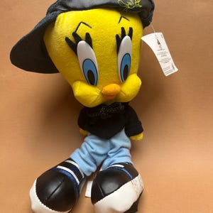 Peluche Tweety Bird Y2K Hip Hop • Looney Tunes Rebel retro de 18" • Gorra y zapatillas negras • NUEVO con etiquetas