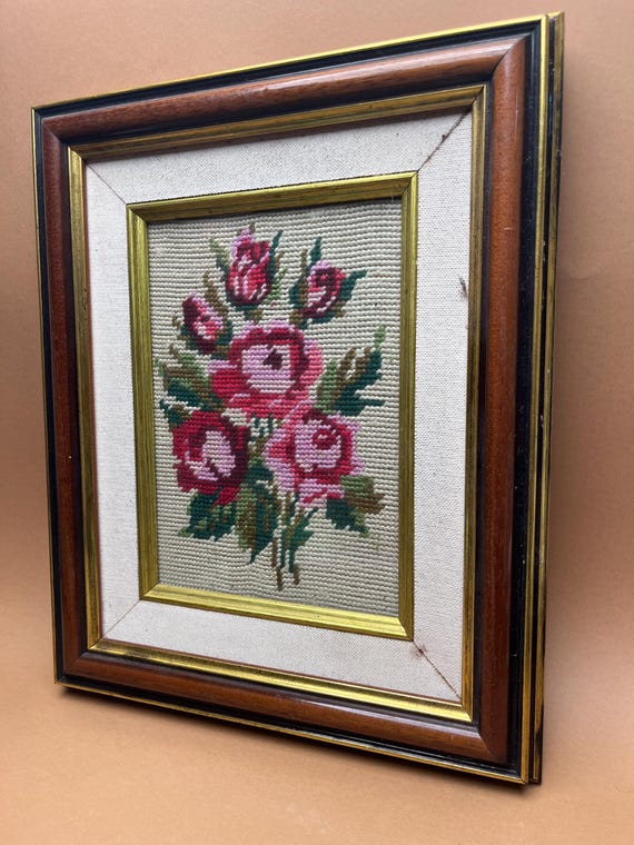 ヴィンテージピンクのバラの刺繍：手作りコテージコアウォールアート