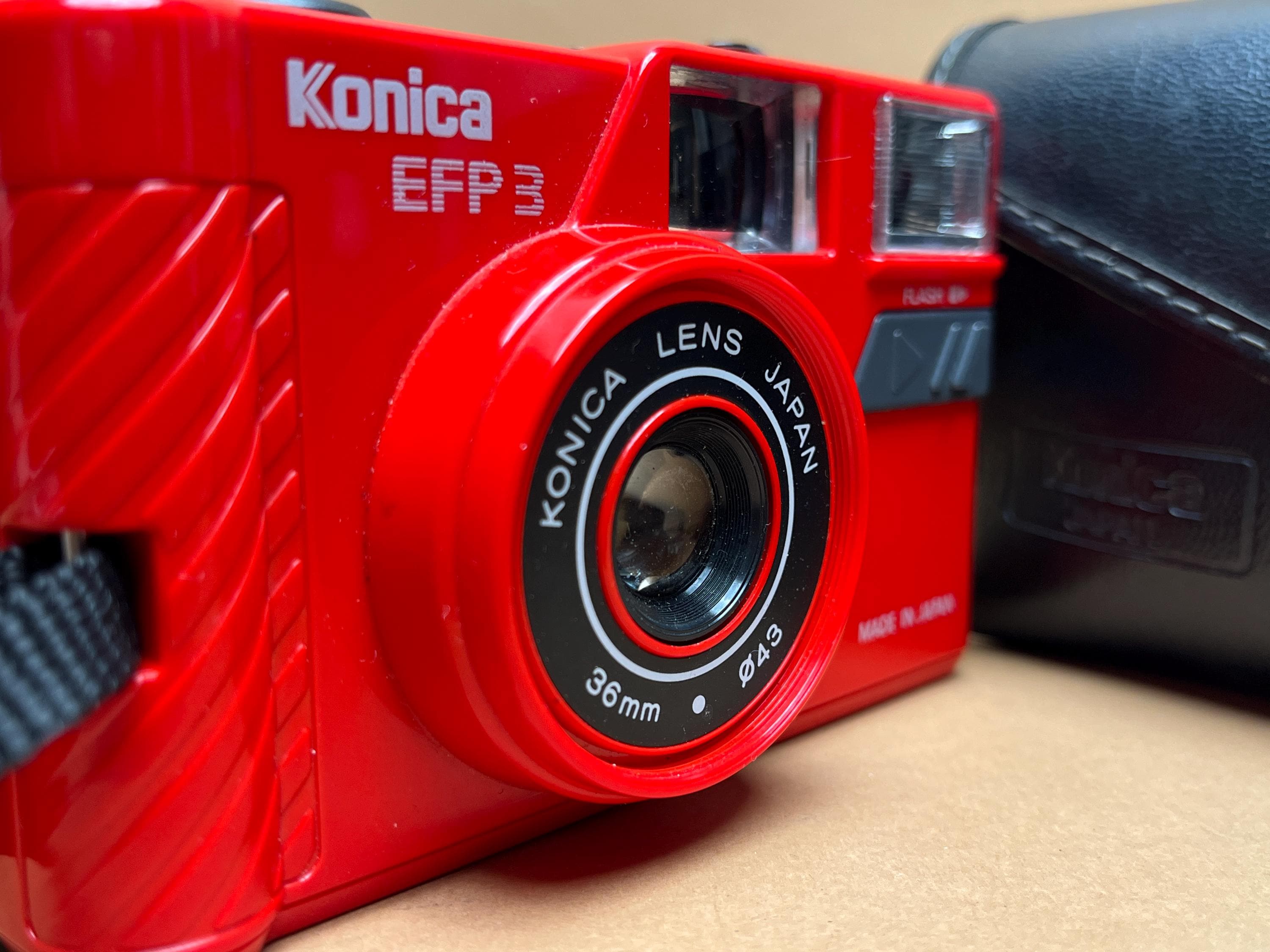 コニカ EFP3 レッド 35mmフィルムカメラ | 1988年製ヴィンテージ