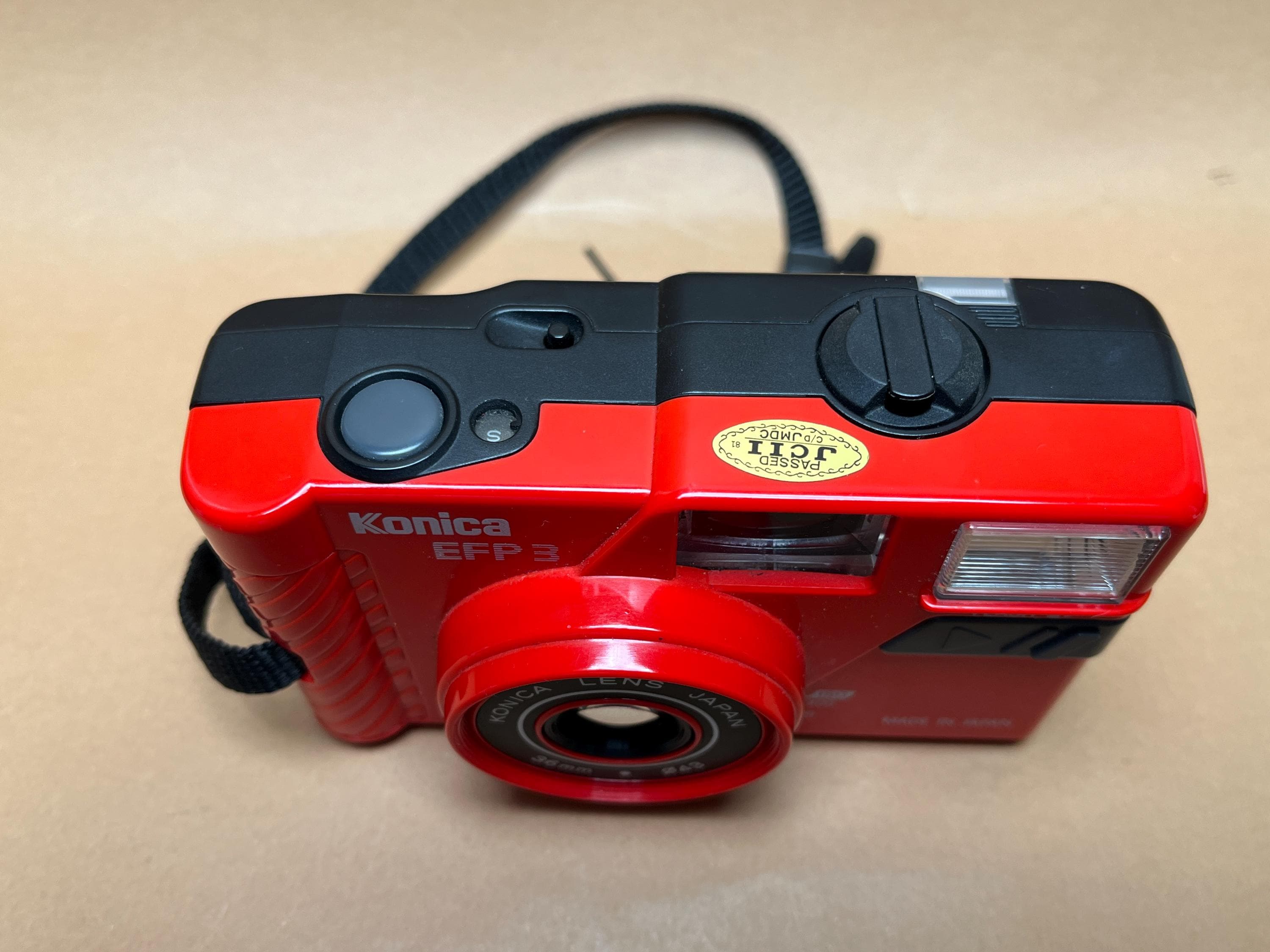 コニカ EFP3 レッド 35mmフィルムカメラ | 1988年製ヴィンテージ