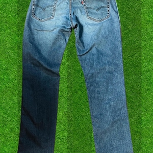 Levi&#39;s 511 Slim Fit Jeans: Classic Denim, Sustainable Style (W33 L32)
