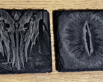 Dark Fantasy Helm & Auge gravierter Schieferuntersetzer - Gothic inspiriertes Stein-Trinkgefäß