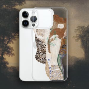 Może przedstawiać: Przezroczyste etui na iPhone'a z grafiką Gustava Klimta. Grafika przedstawia kobietę z długimi, płynącymi, rudobrązowymi włosami i wzorzystą sukienką. Etui jest przeznaczone do iPhone'a i chroni go przed zarysowaniami i uszkodzeniami.