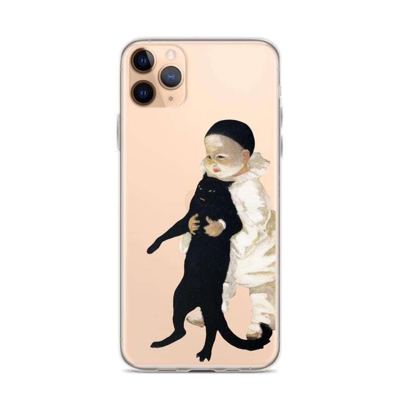 以下が含まれることがあります： 白い服と黒い帽子を身に着けた子供が黒猫を抱いている絵が描かれた透明な携帯電話ケース。背景は明るいピーチ色です。ケースには透明な縁とカメラの切り抜きがあります。