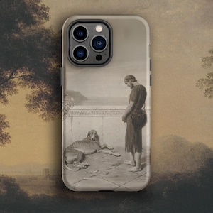 Puede incluir: Una funda para smartphone con un estampado artístico monocromático que muestra a una persona de pie en una terraza de piedra junto a un perro tumbado. La escena incluye un paisaje lejano con vistas al mar en tonos sepia y gris.