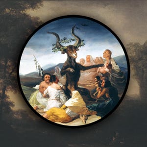 Peut inclure: Une impression ronde d'une peinture représentant une figure sombre ressemblant à une chèvre avec de grandes cornes, ornée d'une couronne, entourée de plusieurs personnages vêtus de blanc et de jaune. L'œuvre a un ton sombre et menaçant, sur fond de paysage.