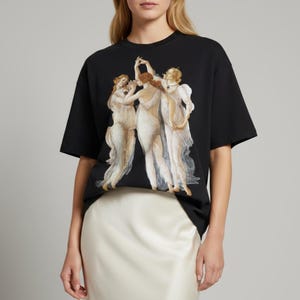 Pode incluir: T-shirt preto com uma pintura renascentista de três mulheres em vestidos esvoaçantes. A obra de arte usa tons suaves de bege, branco e castanho. A camisa tem mangas curtas e gola redonda clássica.