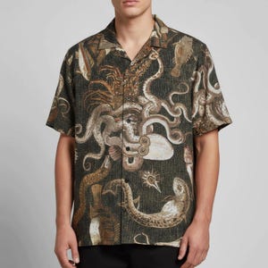 Könnte beinhalten: Kurzärmeliges Hemd mit dunkelgrünem Hintergrund und einem sich wiederholenden Muster von Meereskreaturen in Braun- und Beigetönen. Das Design umfasst Oktopusse, Fische und andere Meereslebewesen.