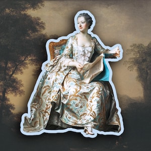 Può includere: Un adesivo con un ritratto di una donna in abito d'epoca, seduta su una sedia decorativa. L'abito è azzurro con motivi dorati e floreali. Lo sfondo è un dipinto di paesaggio con alberi.