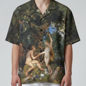 Op de afbeelding: Korte mouwen overhemd met knoopsluiting, met een Renaissance schilderij print. Het kunstwerk toont figuren, dieren en weelderig gebladerte in groen, bruin en blauw. Het overhemd heeft een klassieke kraag en knoopsluiting.