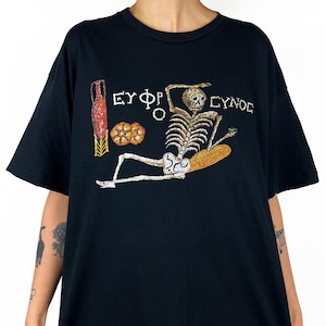 Unisex heiteres, entspanntes altes Skelett-Shirt, Sei fröhlich, genieße dein Leben, meme T-Shirt