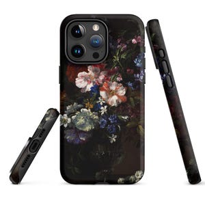 Puede incluir: Una funda de tel&eacute;fono negra con un dise&ntilde;o floral. La funda tiene un fondo oscuro con un ramo de flores coloridas en un jarr&oacute;n. La funda de tel&eacute;fono es compatible con el iPhone 13 Pro.