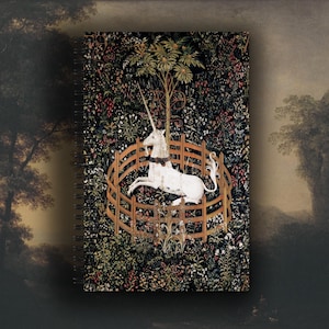 Peut inclure: Carnet à spirales avec un motif de tapisserie. La couverture représente une licorne blanche à l'intérieur d'une clôture en bois, sur fond de feuillage et de fleurs denses. Le fond présente un motif sombre et texturé avec un arbre et d'autres plantes.