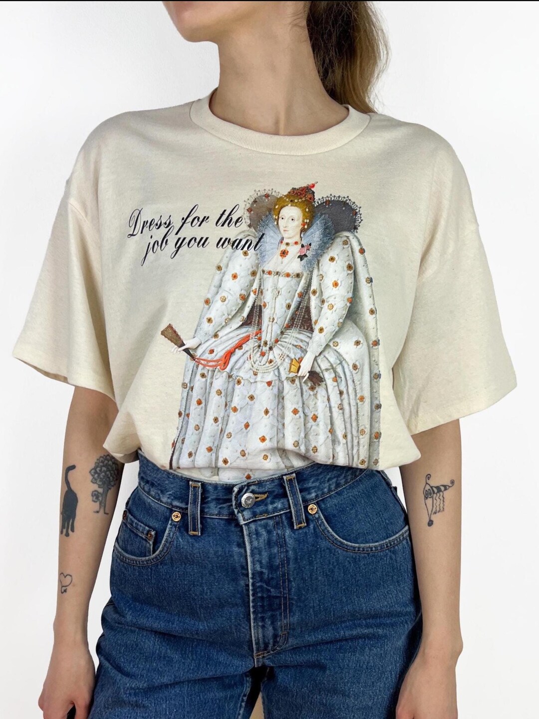 T-Shirt Uomo Bianca Regina Elisabetta Con Fulmine - Rebel Rebel
