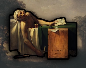 Può includere: Un adesivo con un dipinto di una scena storica. L'immagine raffigura un uomo sdraiato in una vasca da bagno, con un panno verde e una scatola di legno con la scritta "A MARAT, DAVID". Lo sfondo è un cielo nuvoloso.