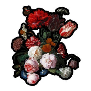 Pu&ograve; includere: Una vivace composizione floreale con una variet&agrave; di fiori nei toni del rosso, bianco, rosa e arancione, su sfondo nero. Il bouquet include rose, tulipani e altri fiori, con una farfalla. Un design floreale decorativo.