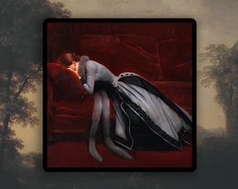 Può includere: Una donna con un vestito grigio e nero con una stola di pelliccia è sdraiata su un divano di velluto rosso, con la testa appoggiata sul braccio. Sembra che stia piangendo.