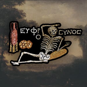 Könnte beinhalten: Ein Mosaik-Kunstwerk, das ein Skelett zeigt, das sich auf einem Laib Brot ausruht. Das Skelett besteht aus kleinen, bunten Fliesen und hat einen Schädel mit einem zahnigen Grinsen. Der Text "EYΦΦ CYNOE" ist in goldenen Buchstaben über dem Skelett geschrieben.