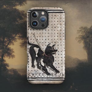 以下が含まれることがあります： 黒いリードにつながれた犬の白黒画像が描かれた白いiPhoneケース。ケースにはドット柄と下部に「CAVICANEM」という文字が書かれている。