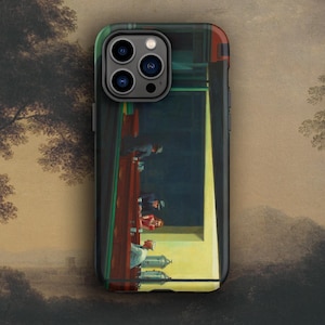 Könnte beinhalten: Schwarze Smartphone-Hülle mit einem Druck von Edward Hoppers Gemälde "Nighthawks". Die Hülle hat einen grünen Rand und eine glänzende Oberfläche. Das Kunstwerk zeigt eine Diner-Szene mit Figuren an einer Theke unter hellem Licht.